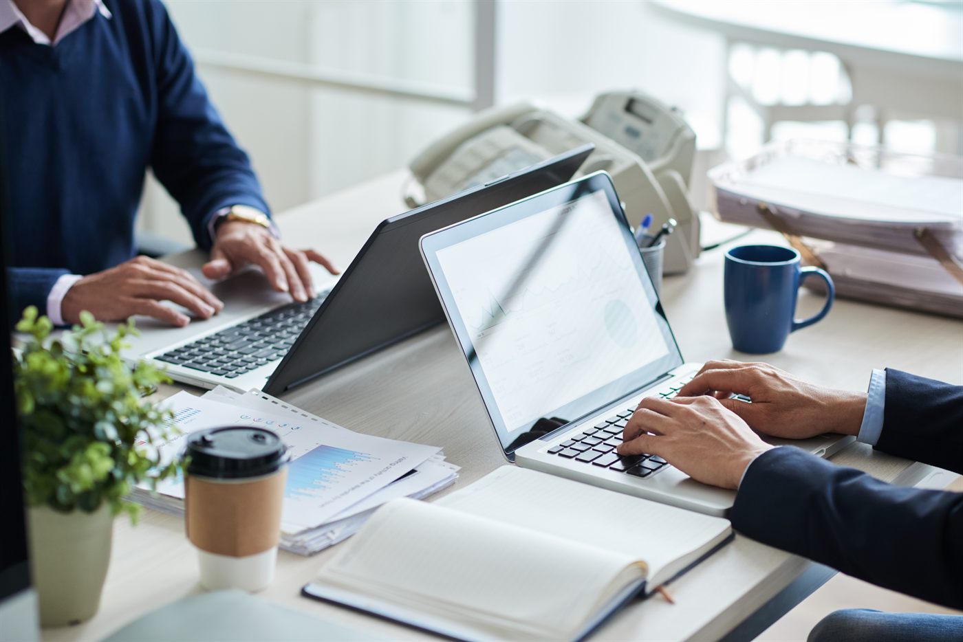 Profesionales de recursos humanos colaborando